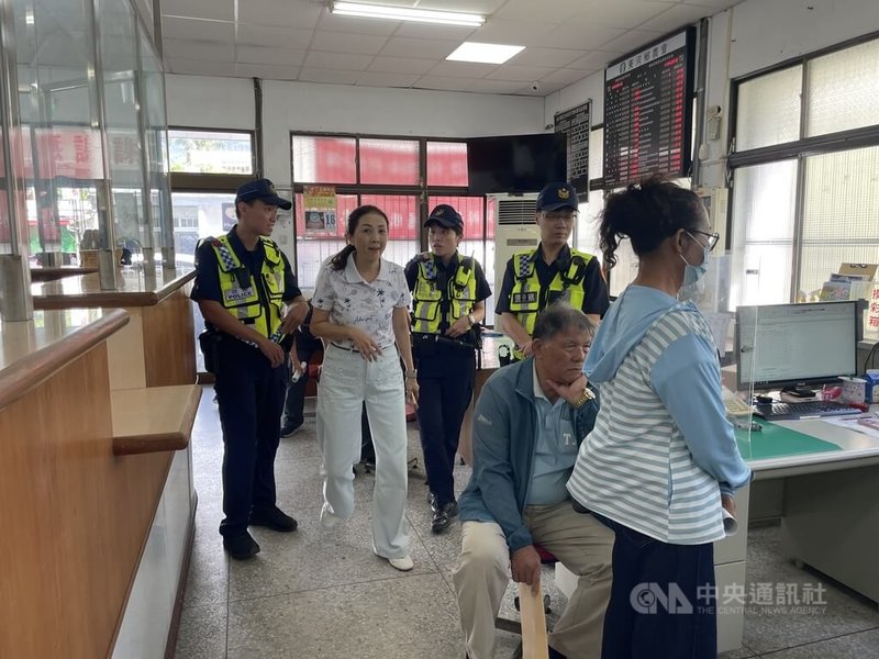 台東縣東河鄉農會日前罷免6名理事，雖法院一審判決罷免無效，但農會不服判決，已提起上訴。農會16日召開理事會遴聘總幹事，仍拒絕6名理事入場參與會議，在爭吵中理事會完成聘任李采霞（左2）為總幹事。中央社記者盧太城台東攝　115年7月16日