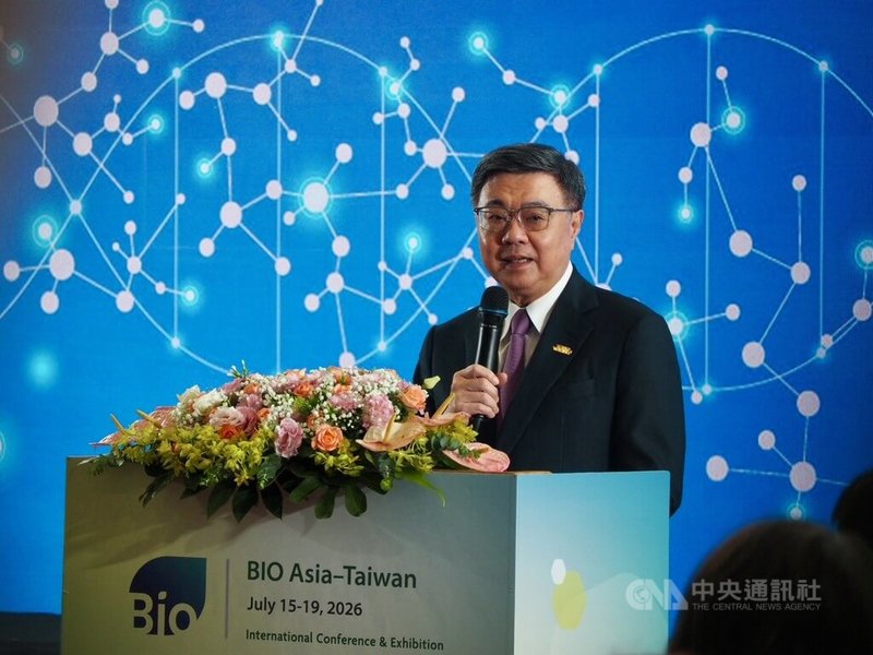 行政院長卓榮泰16日出席2026亞洲生技大會開幕，他致詞表示，政府已將生技醫療列入13項國家戰略關鍵產業，將透過「晶創台灣」方案來加速人工智慧（AI）與生醫科技跨域整合。中央社記者何秀玲攝　115年7月16日