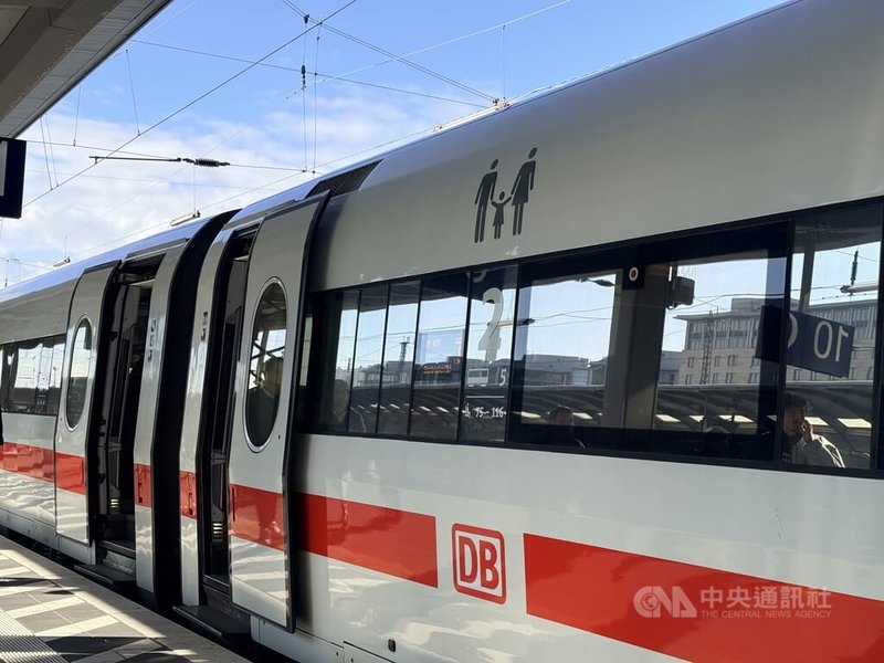德鐵列車衛生紙用罄臨停 列車長衝超市採買獲封英雄 | 國際 | 中央社 CNA 德鐵列車衛生紙用罄臨停 列車長衝超市採買獲封英雄 | 國際 | 中央社 CNA