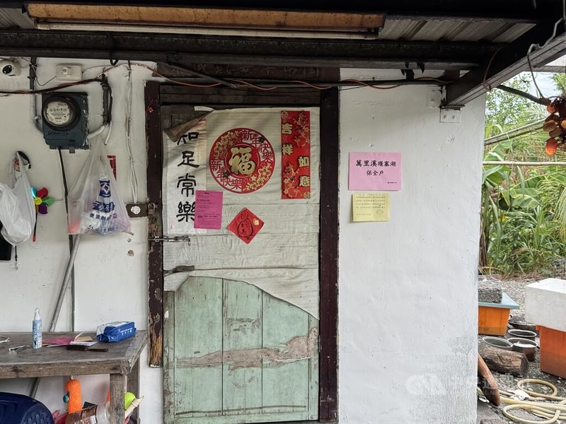萬里溪堰塞湖16日下午提升為紅色警戒,花蓮縣災害應變中心同步提升為一級開設,警戒區保全戶全數強制撤離。中央社記者張祈攝 115年7月16日