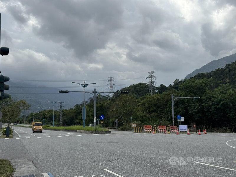 花蓮萬里溪堰塞湖16日提升為紅色警戒,台9線萬里溪橋採南、北向車道各留一內側車道通行,晚間10時至隔天上午8時預警性全面封橋。中央社記者張祈攝 115年7月16日