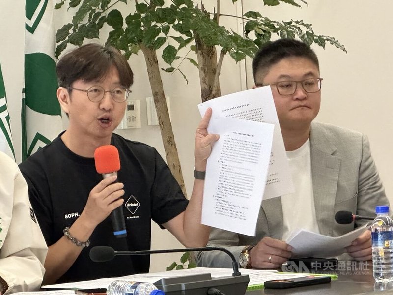 中聯「大豆沙拉油」致癌物苯駢芘超標。民進黨台中市議員江肇國(左)16日指出,中央對食用油脂製造業有稽查專案,列出的稽查項目就包含油品抽驗。中央社記者趙麗妍攝 115年7月16日