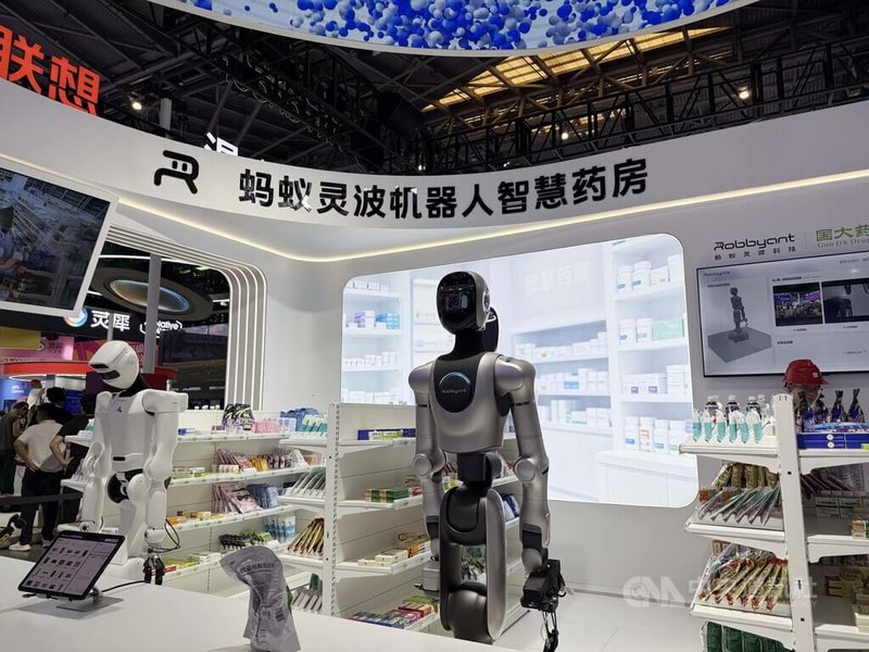 2026世界人工智能大會(WAIC)將於17日開幕,16日大會組委會安排媒體率先探館。圖為螞蟻集團的「螞蟻靈波機器人藥房」,是十大「鎮館之寶」之一,可於90秒內完成取藥流程。中央社記者廖文綺上海攝 115年7月16日