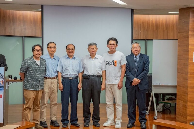 台灣民眾黨16日舉辦「716三周年：居住正義 未完待續」政策論壇，創黨主席柯文哲（右3）認為政府未解決問題，黨主席黃國昌（右2）指應推動租屋資訊透明化、落實社宅輪候制。（民眾黨提供）中央社記者曾以寧傳真　115年7月16日