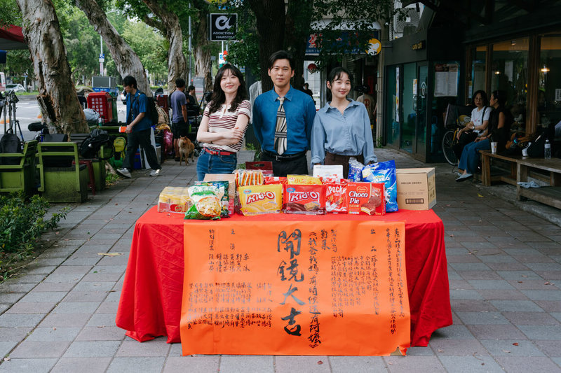 演員郭雪芙（前左起）、黃迪揚、李沐在新劇「我爸我媽，有時候還有阿嬤」飾演一家人，其中郭雪芙為戲接受國標舞訓練，李沐也向拉丁舞老師學走路姿態。圖為3人出席開鏡儀式。（一諾影視提供）中央社記者洪素津傳真　115年7月16日