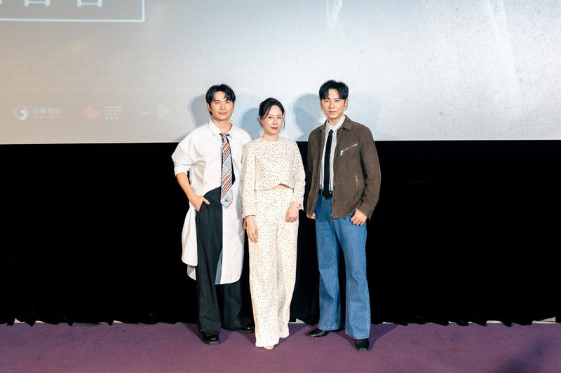 影集「成名在望」開播記者會16日舉行，演員姚淳耀（左起）、蔡亘晏（爆花）、李國毅在劇中是高中死黨，一場綁架案將改變他們命運。（瀚草影視提供）中央社記者洪素津傳真　115年7月16日