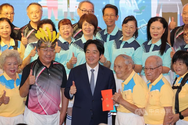 總統賴清德（前排左3）16日上午出席「115年榮民照護數位轉型元年啟動典禮」，並發放勗勉金給表演的人員。中央社記者翁睿坤攝　115年7月16日