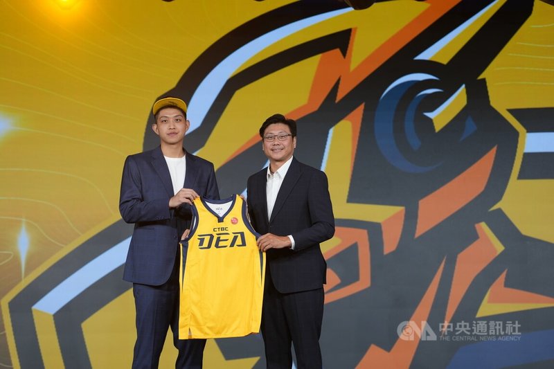 台灣職業籃球大聯盟（TPBL）新人選秀會16日登場，身高195公分的前鋒郭嘉安（左）獲得握有探花籤的新北中信特攻青睞，將成為建中男籃史上首名進軍職籃的球員。中央社記者徐肇昌攝　115年7月16日