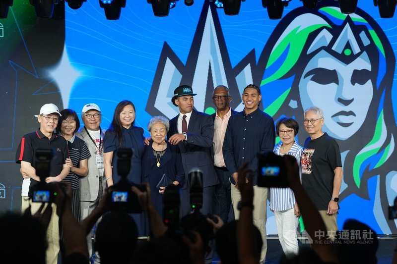 台灣職業籃球大聯盟（TPBL）16日舉行2026新人選秀會，高雄全家海神在首輪第1順位挑走畢業於美國康乃爾大學的賀丹（Adam Hinton）（右5）。賀丹的父母親、弟弟賀博（右3）以及多位台灣親友團到場力挺，共同見證這榮耀時刻。中央社記者徐肇昌攝　115年7月16日
