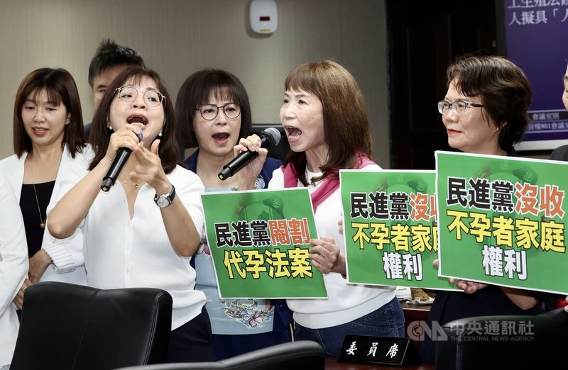 立法院社會福利及衛生環境、司法及法制委員會16日聯席審查人工生殖法修正草案，表決通過代理孕母脫鉤人工生殖法，引發民眾黨立委陳昭姿（右2）等舉牌抗議，民進黨立委林淑芬（左2）等也喊話反擊。中央社記者張皓安攝　115年7月16日