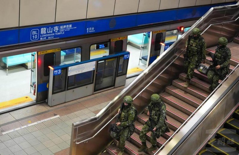 國軍聯合防禦操演16日進入第4天，憲兵凌晨運用台北捷運地下化設施執行兵力、物資轉用演練。（軍聞社提供）中央社記者吳書緯傳真　115年7月16日