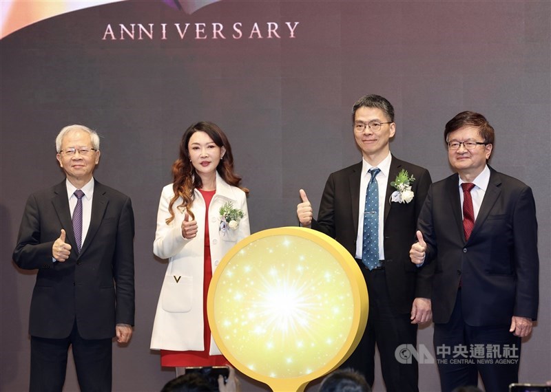 台塑生醫搶攻廚餘回收鏈。圖為台塑生醫董事長王瑞瑜（左2）。（中央社檔案照片）