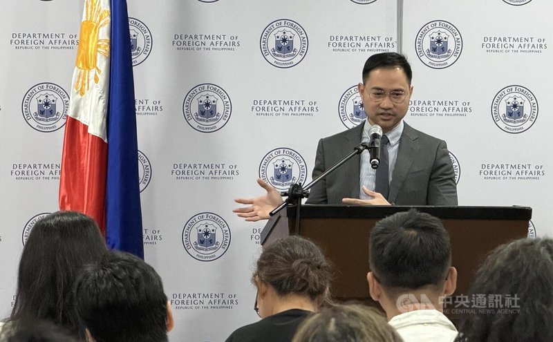 菲律賓外交部助理部長殷比瑞（Dominic Xavier Imperial）16日表示，儘管南海行為準則（COC）談判仍面對爭議議題，但東南亞國家協會（ASEAN）與中國之間的協商仍持續推進。中央社記者林行健馬尼拉攝　115年7月16日