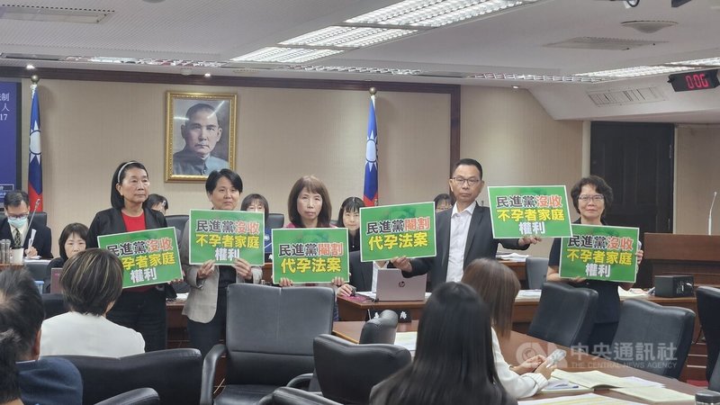 立法院衛環委員會16日初審「人工生殖法」修正草案，民進黨立委提案僅審查不涉代理孕母相關版本，經表決通過；但民眾黨立法院黨團隨後到場抗議。中央社記者曾以寧攝　115年7月16日