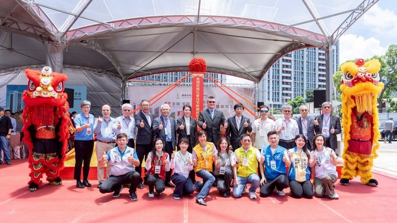 新竹市政府與國家住宅及都市更新中心推動「金城安居」社會住宅，16日舉行動土典禮，內政部政務次長馬士元（後右6）、新竹市長高虹安（後左6）、住都中心董事長花敬群（後左5）等人出席。（新竹市政府提供）中央社記者魯鋼駿傳真　115年7月16日
