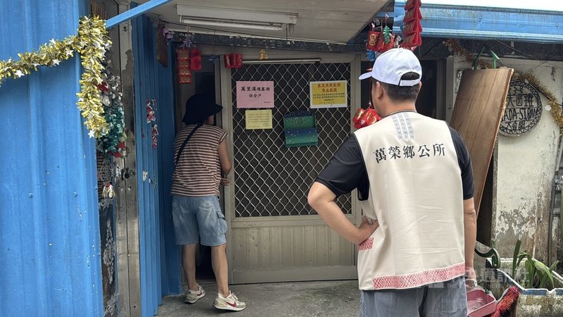 花蓮萬里溪堰塞湖紅色警戒16日下午發布,提醒民眾儘速撤離到安全地點,萬榮鄉公所人員前往清查保全戶有無確實撤離。中央社記者張祈攝 115年7月16日