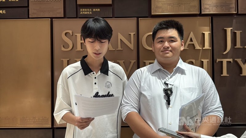 台灣民眾黨青年交流團14至17日赴上海參訪，民眾黨台灣青年尤偉哲（右）、張丞翔（左）接受媒體聯訪發表交流心得。中央社記者廖文綺上海攝　115年7月16日