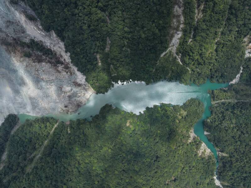 農業部林業及自然保育署花蓮分署監測數據顯示，萬里溪堰塞湖已達總庫容量97%，中央災害應變中心16日下午3時發布紅色警戒。圖為萬里溪堰塞湖空拍。（林業及自然保育署花蓮分署提供）中央社記者李先鳳傳真　115年7月16日