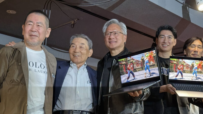 黃仁勳（中）與SEGA代表取締役會長CEO里見治紀（右2）、代表取締役社長COO內海州史（右1）、「VR快打」創作者鈴木裕（左1）及前社長入交昭一郎（左2）在孕育無數街機回憶的發源地秋葉原，共同慶祝輝達與SEGA合作30年的里程碑。（圖取自輝達網頁blogs.nvidia.com）