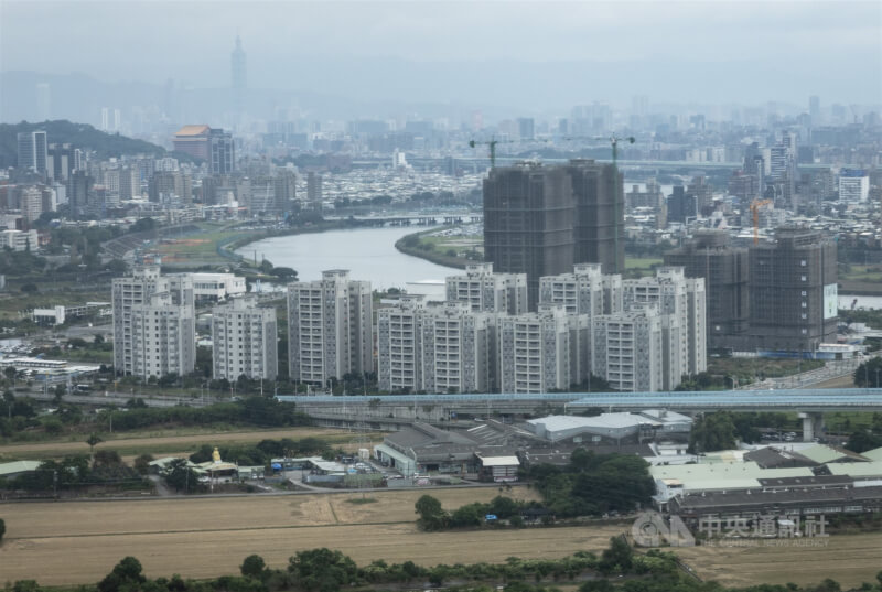 圖為台北市北投區遠眺市區興建中的建案大樓。(中央社檔案照片)
