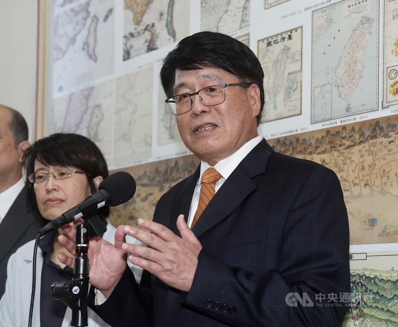 中選會主委游盈隆（右）16日在立法院受訪表示，若將公投舉行時程自現行公告成立後的「3到6個月」縮短為「1到6個月」，會發生非常嚴重的後果，「我們不應該再走回頭路、不應該再開倒車」。中央社記者張皓安攝　115年7月16日