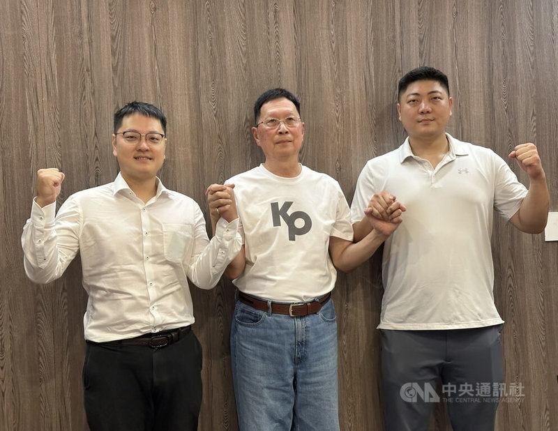 台灣民眾黨徵召資深幕僚戴于文（左）參選花蓮市長，同時徵召現任花蓮市民代表蔡翼陽（右）參選花蓮縣第一選區縣議員，花蓮縣黨部主委張天民（中）16日介紹2人。中央社記者李先鳳攝　115年7月16日