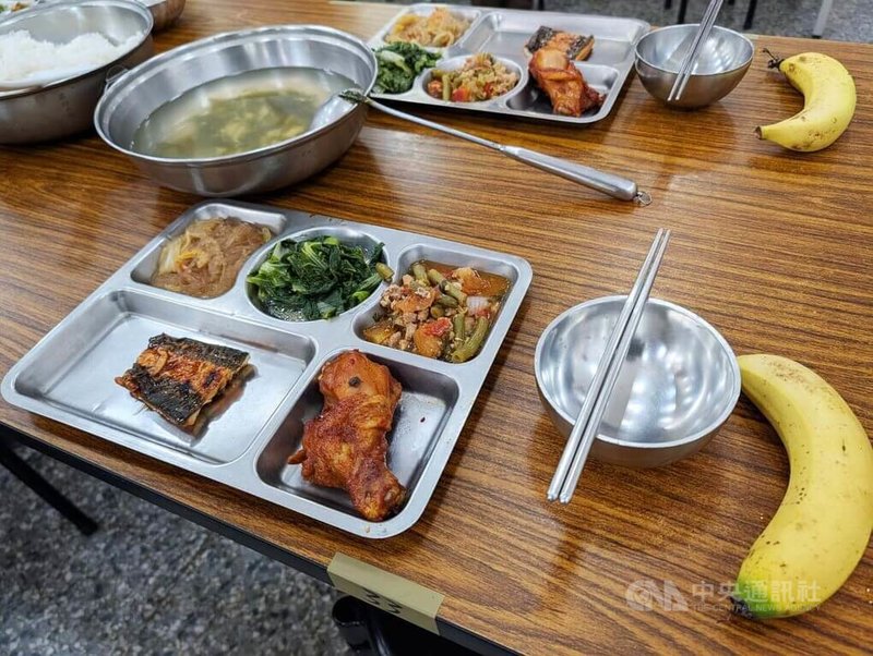 中聯油脂案,內政部役政司長沈哲芳表示,成功嶺替代役新訓中心伙食原先用油為福壽與台糖公司產品,並非受影響的批號,且於6日後就改用其他廠牌沙拉油。圖為役男17日中午午餐菜色。中央社記者蘇木春攝 115年7月17日