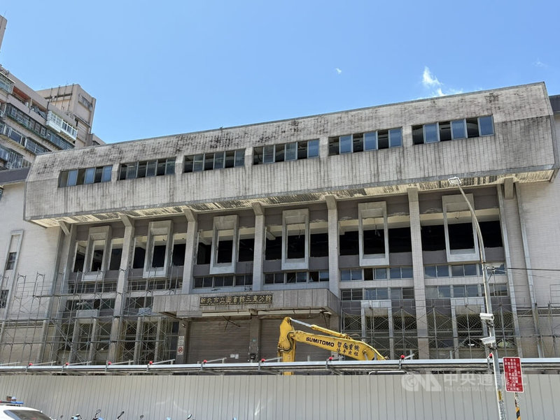 新北市立圖書館三重分館17日舉行拆除暨新建工程開工典禮,未來將原址重建新北市圖第二總館,規劃地上8層、地下3層,預計民國120年完工。中央社記者曹亞沿攝 115年7月17日