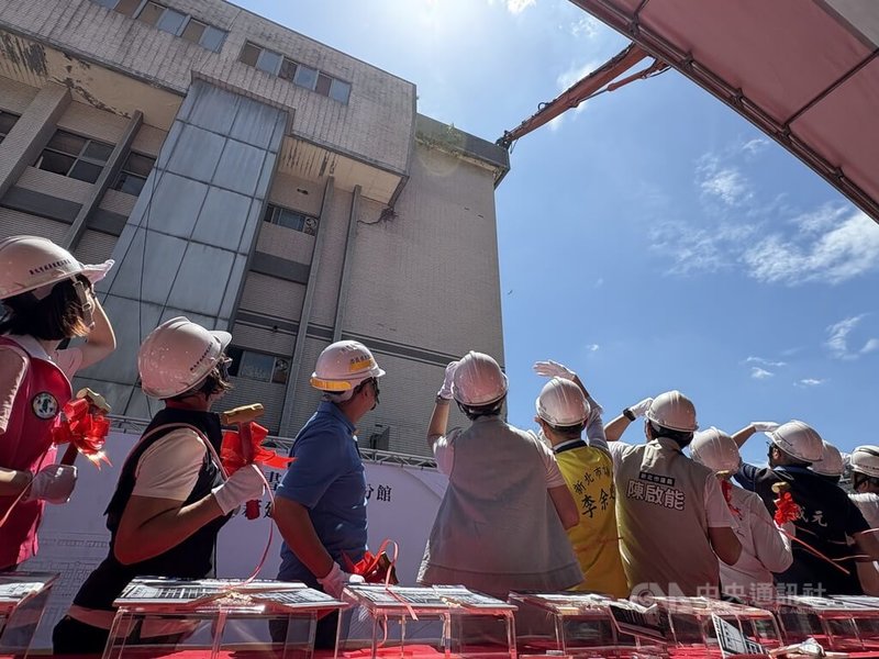新北市立圖書館三重分館17日舉行拆除暨新建工程開工典禮，新北市長侯友宜（左3）等人見證大型機具進場執行拆除工程。中央社記者曹亞沿攝　115年7月17日
