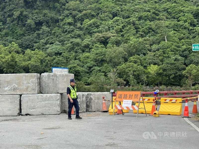 農業部林業及自然保育署花蓮分署監測,萬里溪堰塞湖水位17日下午4時已達1086公尺警戒高程。警方加強下游警戒區巡視。中央社記者張祈攝 115年7月17日