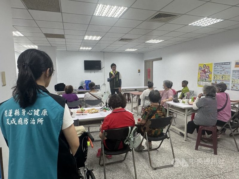 花蓮萬里溪堰塞湖紅色警戒，鳳林鎮樂活會館20多名保全戶已收容長達9天，為安撫住民心情，花蓮縣政府特別安排心理師、社福單位人員前往陪伴。中央社記者張祈攝　115年7月17日
