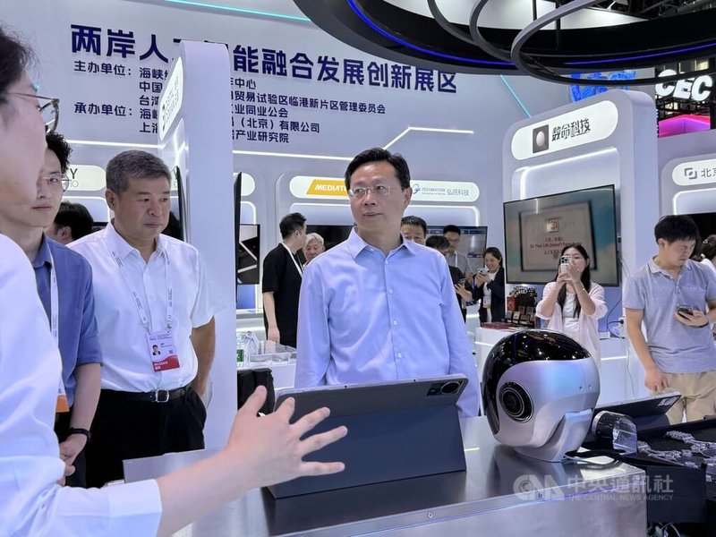 中國大陸國台辦副主任潘賢掌17日下午參觀兩岸展區，聽取各家企業介紹。中央社記者廖文綺上海攝　115年7月17日