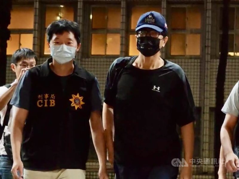 網路謠傳中聯油品4月檢出苯駢芘超標,卻因5月世界衛生大會(WHA)遭政府要求保密。衛福部食藥署駁斥,強調相關內容並非事實。台北地檢署17日指揮警調約談涉嫌散布謠言的許姓男子到案說明。中央社記者林長順攝 115年7月17日