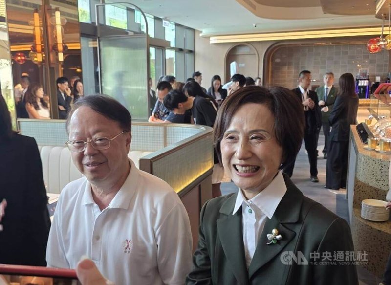 漢來美食島語自助餐廳宣布進駐台中漢神洲際購物廣場。圖中右至左為漢來美食董事長林淑婷、漢來關係企業國揚集團創辦人侯西峰。中央社記者江明晏攝 115年7月17日