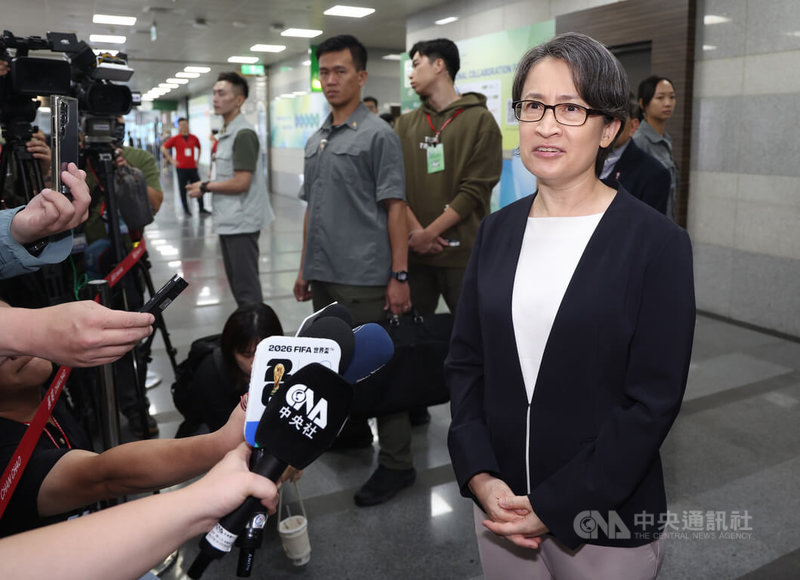 巴布紐幾內亞片面宣布關閉台灣駐巴紐代表處,副總統蕭美琴(前右)17日在台北參觀2026亞洲生技大展時受訪指出,「我們的外交處境真的非常非常辛苦」,中國到處在打壓台灣生存以及對外開拓國際空間的機會。中央社記者張新偉攝 115年7月17日