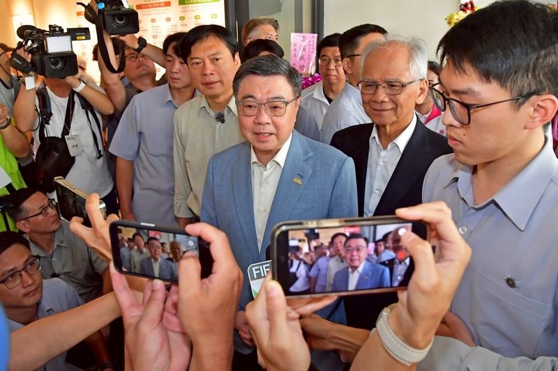 行政院長卓榮泰（中）17日出席仰山文教基金會「墨痕詩述－臺灣百年追尋」展覽開幕式，活動前受訪回應中聯油脂案，對行政單位未能掌握真實資訊致歉，且強調會追究相關行政責任。（行政院提供）中央社記者賴于榛傳真 115年7月17日