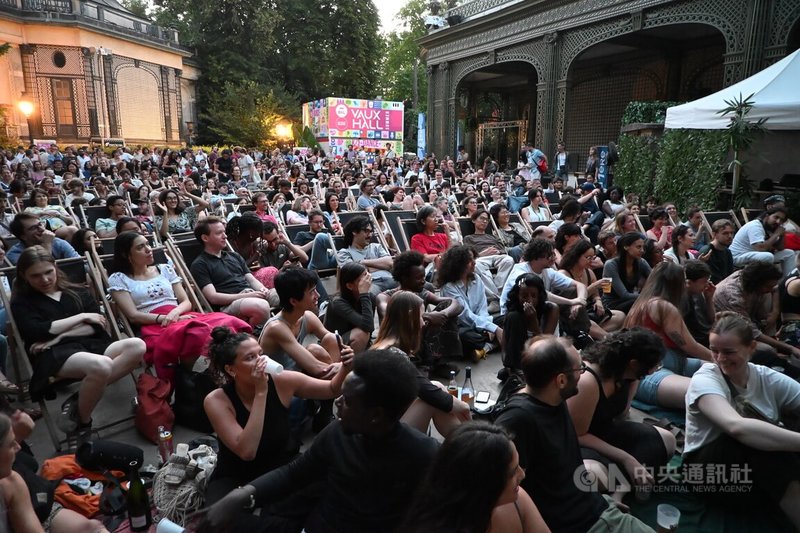 台灣電影「左撇子女孩」16日晚間在布魯塞爾舉行露天放映會，現場人山人海、一位難求，有些人甚至只能站著欣賞。中央社記者吳柏緯布魯塞爾攝　115年7月17日