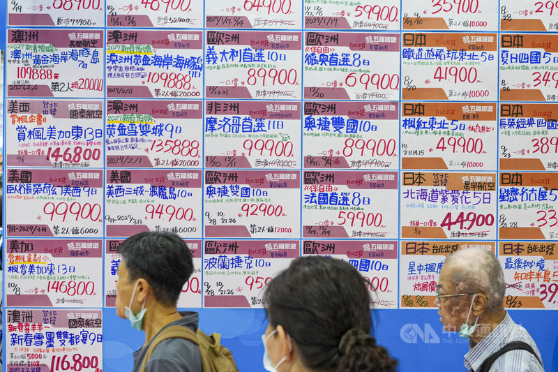 第11屆台北國際夏季旅展17日登場,業者推出日本、歐美及澳洲等多元海外行程,吸引民眾到場搶優惠。中央社記者鄭清元攝 115年7月17日