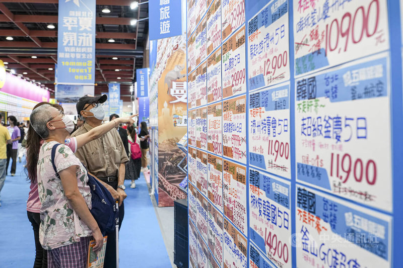 第11屆台北國際夏季旅展17日至20日在台北世貿一館登場,民眾駐足比較各式國內外旅遊行程與優惠方案。中央社記者鄭清元攝 115年7月17日