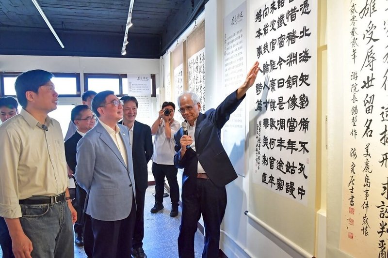 行政院長卓榮泰(左2)17日出席仰山文教基金會在民主尋蹤館舉辦的「墨痕詩述-台灣百年追尋」展覽開幕式,由前立法院長、仰山文教基金會創辦人游錫堃(右1)導覽。(行政院提供)中央社記者賴于榛傳真 115年7月17日