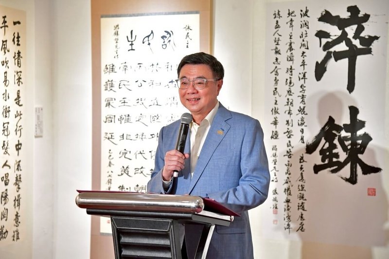 行政院長卓榮泰17日出席仰山文教基金會在民主尋蹤館舉辦的「墨痕詩述-台灣百年追尋」展覽開幕式,他致詞時表示,面對中共跨境鎮壓,政府將全力保障民眾。(行政院提供)中央社記者賴于榛傳真 115年7月17日