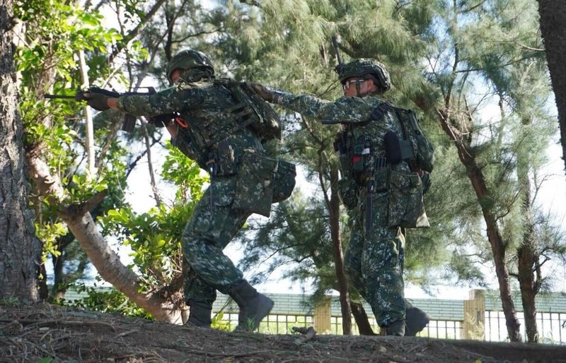第一作戰區配合聯合防禦操演,進行反空機降應援與反特攻等作戰演練,官兵持槍警戒,有如實戰。(澎湖防衛部提供提供)中央社 115年7月17日