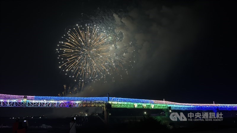 圖為南投縣政府114年測試國慶焰火布彈與落焰狀況。（中央社檔案照片）