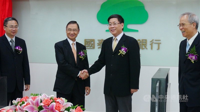 圖為國泰世華銀行董事長陳祖培（左2）。 （中央社檔案照片）
