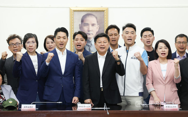 中聯油脂案，台北市長蔣萬安（前左2）17日拜會國民黨立法院黨團交換意見，和黨團總召傅崐萁（前中）等人振臂高呼「沒有食安、不准上架、毒害台灣、院長下台」口號。中央社記者謝佳璋攝　115年7月17日