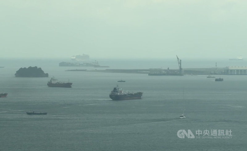 在荷莫茲海峽受衝擊之際，對全球貿易至關重要的馬六甲海峽受關注。圖為馬六甲海峽東南段延伸水域的新加坡海峽。中央社記者吳昇鴻新加坡攝 115年7月17日