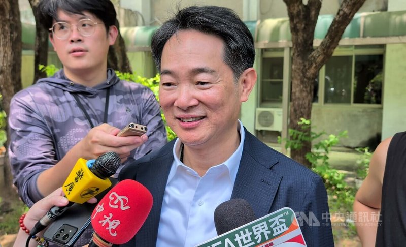國防部先前預告「體位區分標準修正草案」,糖尿病等情形將改服替代役。內政部役政司長沈哲芳(前)17日接受媒體聯訪時表示,役男若有特殊需要,會針對狀況個別處理,在安全情況下訓練。中央社記者蘇木春攝 115年7月17日