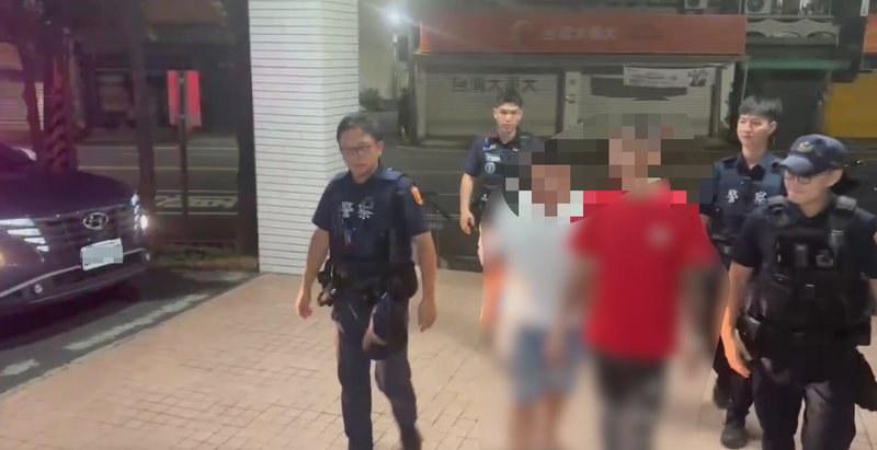 台南市1歲多男童15日在私人托育住家失去呼吸心跳，送醫到院前死亡。有3名男子16日晚上向保母家丟雞蛋、撒冥紙，警方獲報偵辦後逮捕3人到案。（台南市警局提供）中央社記者張榮祥傳真　115年7月17日