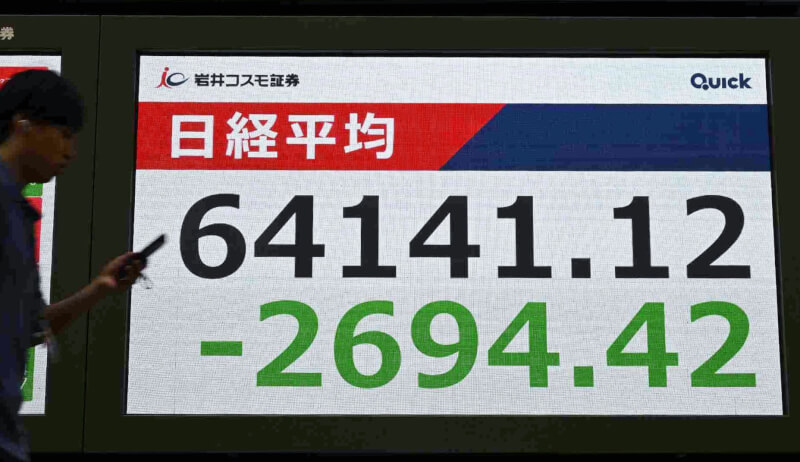 東京股市日經225指數17日收盤重挫2694點。（共同社）