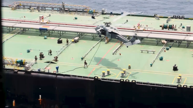 美國陸戰隊在阿曼灣對文瑤號進行登船檢查。（圖取自x.com/CENTCOM）